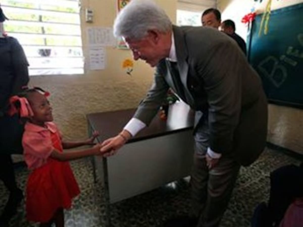 Bill Clinton promete más ayuda y tapar los huecos de cooperación en Haití