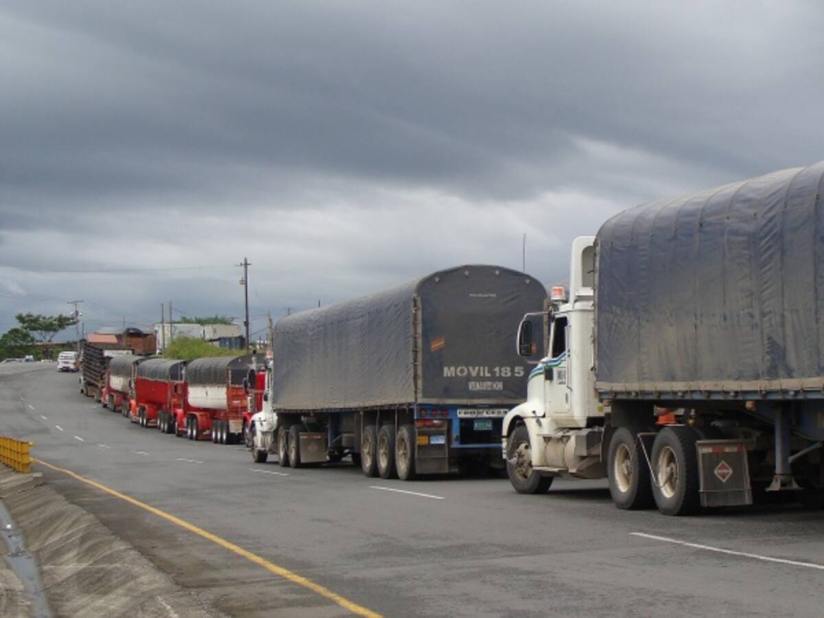 Camioneros urgen frenar las alzas de los combustibles