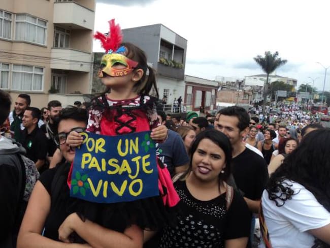 La marcha carnaval terminó en la plaza de Bolívar donde la consigna fue una sola No a la mega minería