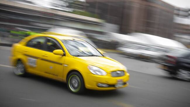 Habrá dos meses para que se instalen todos los equipos y se haga la pedagogía para que el servicio público tipo taxi funcione bajo este sistema. Foto: Secretaría de Movilidad