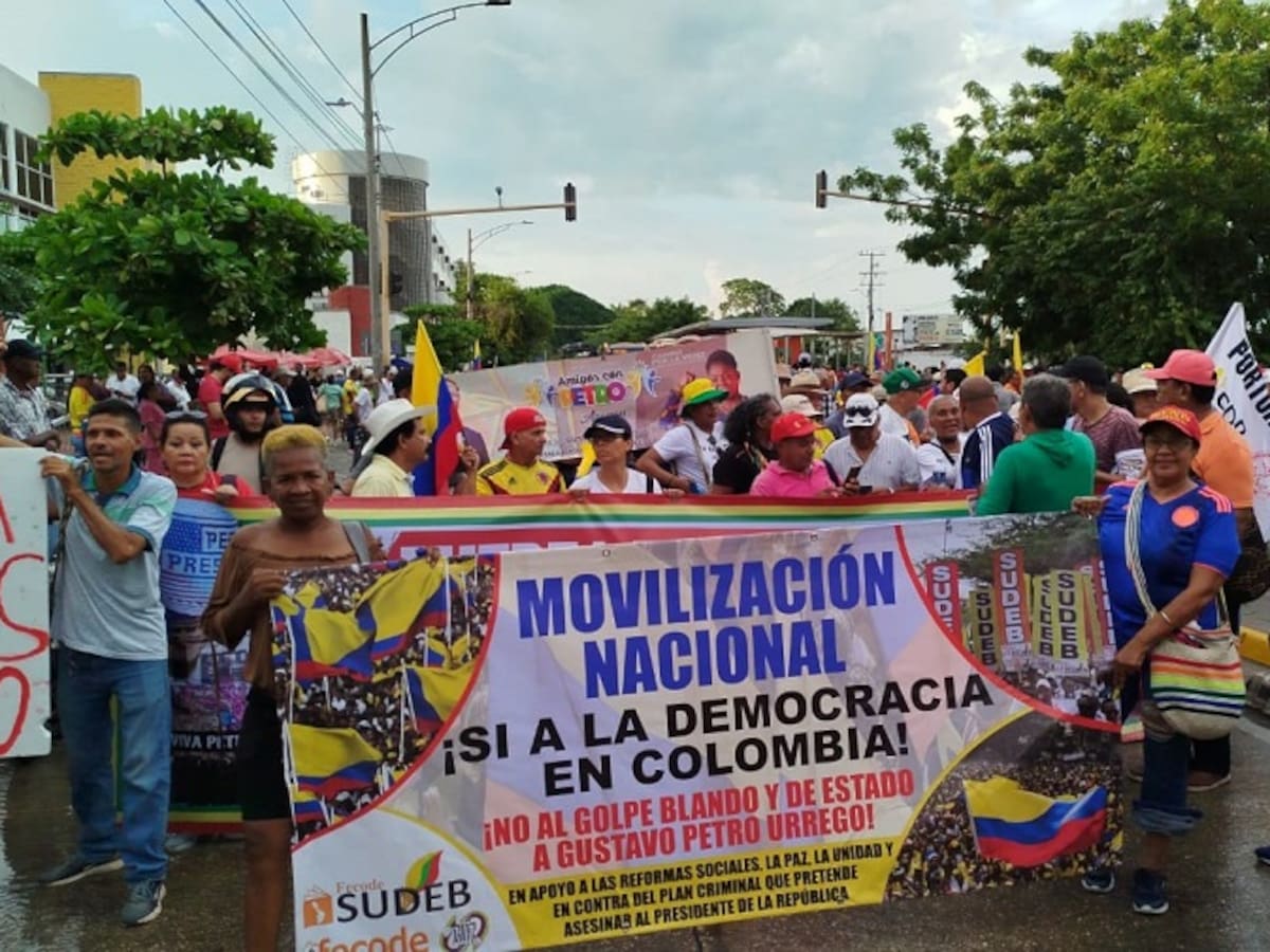 Con lluvia docentes marcharon a favor del presidente Petro en Cartagena