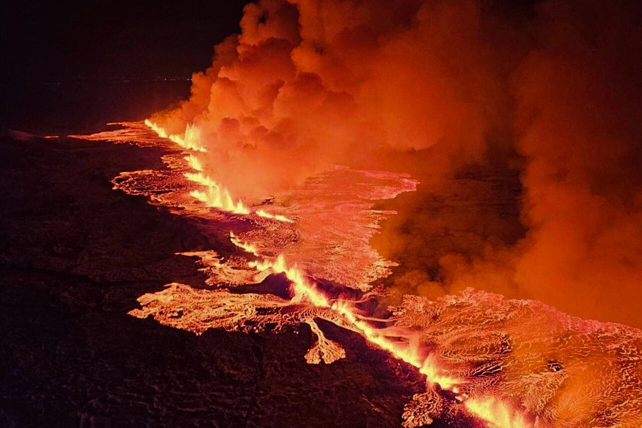 AME5113. GRINDAVÍK (ISLANDIA), 18/12/2023.- Fotografía cedida por Defensa Civil de Islandia donde se observa una erupción volcánica al norte de Grindavík (Islandia). EFE