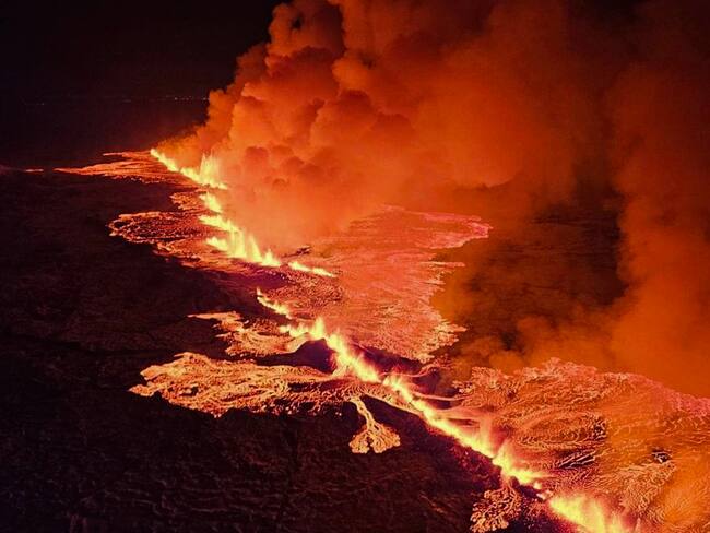 AME5113. GRINDAVÍK (ISLANDIA), 18/12/2023.- Fotografía cedida por Defensa Civil de Islandia donde se observa una erupción volcánica al norte de Grindavík (Islandia). EFE