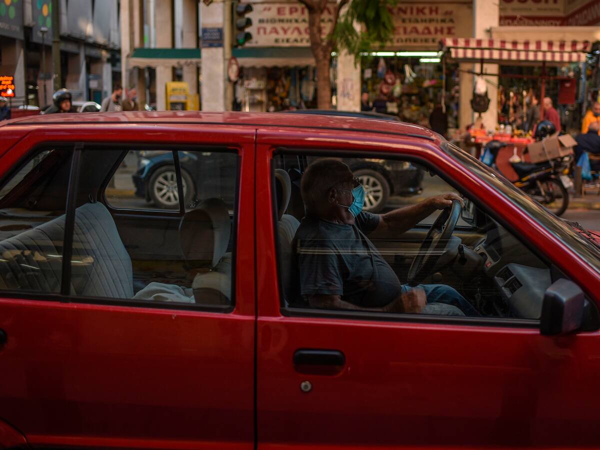 En qué casos está prohibido conducir en reversa en Colombia; Ley 769 de 2002 explicada