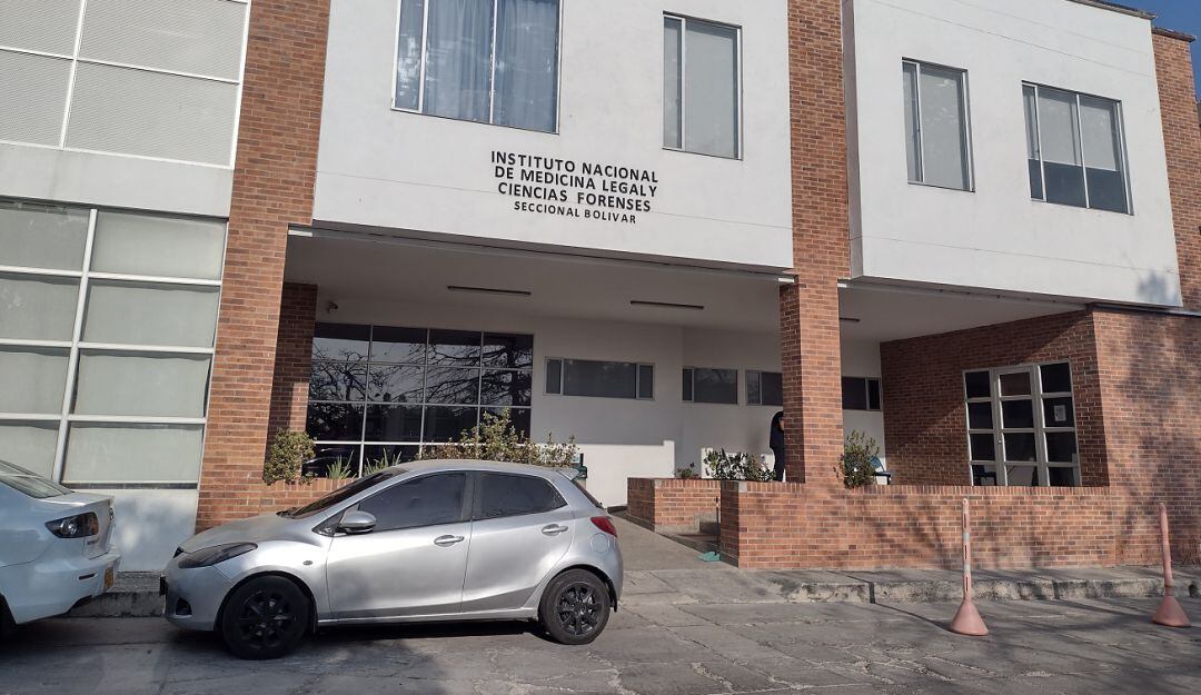 Según la Policía, en el interior de la habitación fueron halladas envolturas que contenían base de coca, inclusive, en las fosas nasales de la occisa.