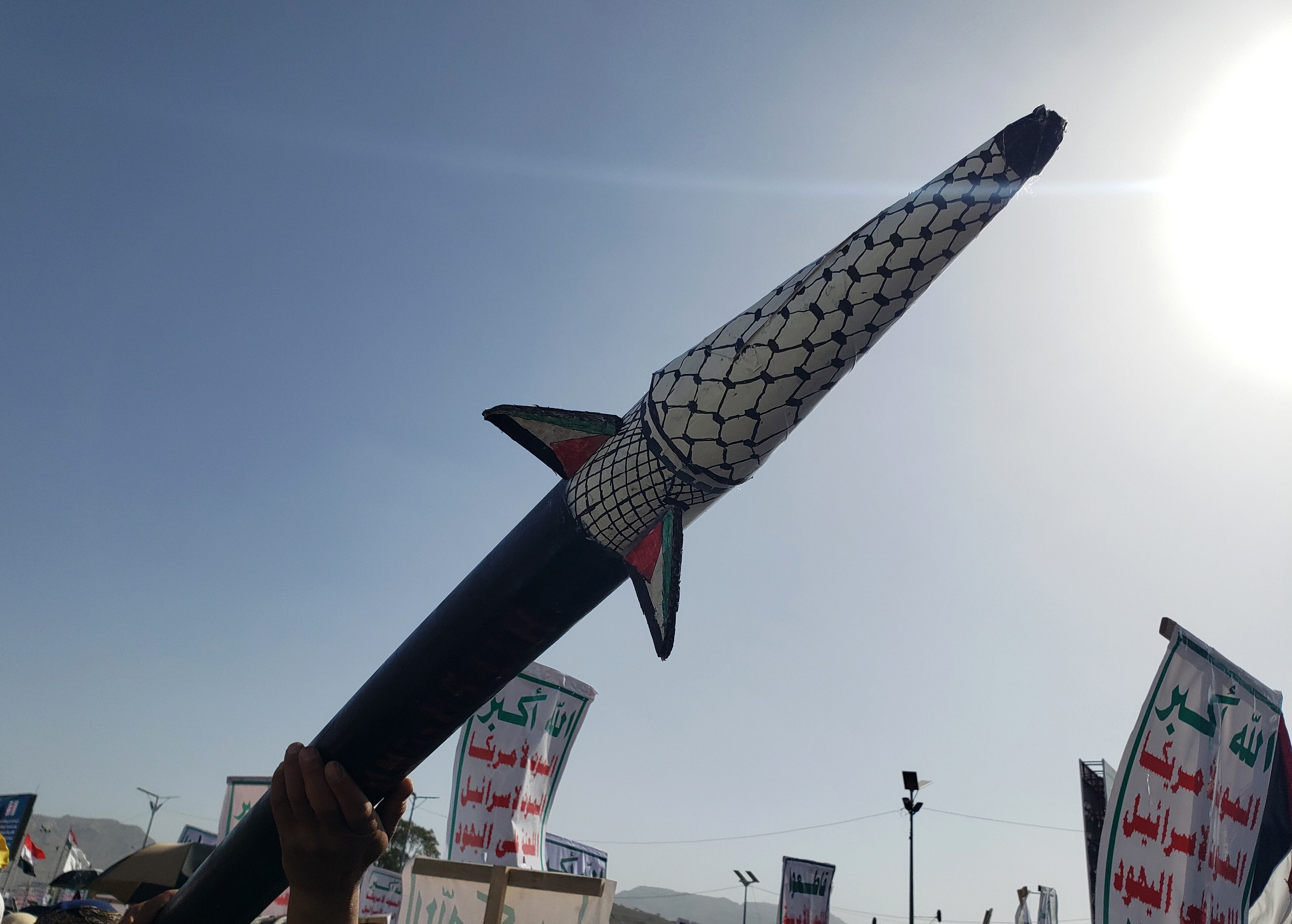 Sana'a (Yemen), 16/05/2025.- A Houthi supporter holds up a mock missile during an anti-US and anti-Israel protest in Sana'a, Yemen, 16 May 2025. Houthi supporters gathered in Sana'a to protest against the US support for Israel's military operation in Gaza amid the escalation of Houthi missile-drone attacks on Israel. Houthi leader Abdul-Malik al-Houthi said in a televised speech that the group has fired around 10 ballistic missiles and drones toward Israeli territory in the last week, in support of the Palestinians in Gaza. (Protestas) EFE/EPA/YAHYA ARHAB