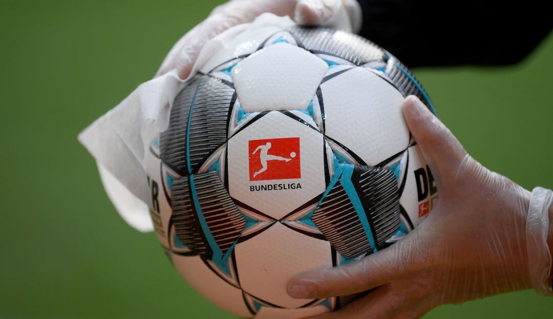 Balón en la Bundesliga siendo desinfectado en el transcurso de los partidos.