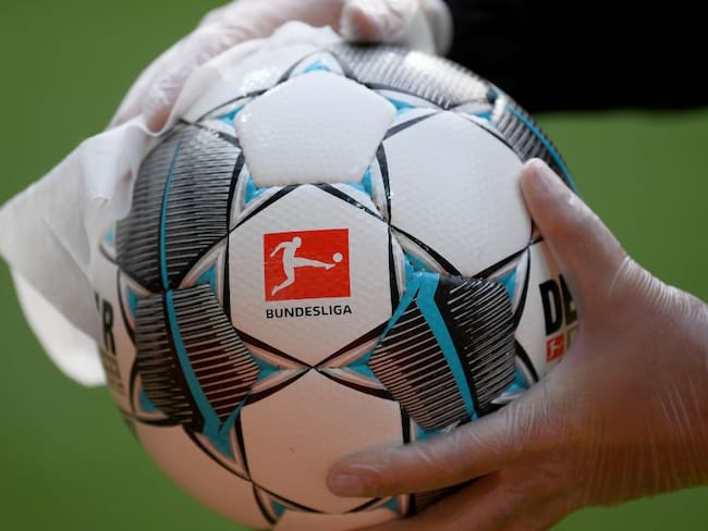 Balón en la Bundesliga siendo desinfectado en el transcurso de los partidos.