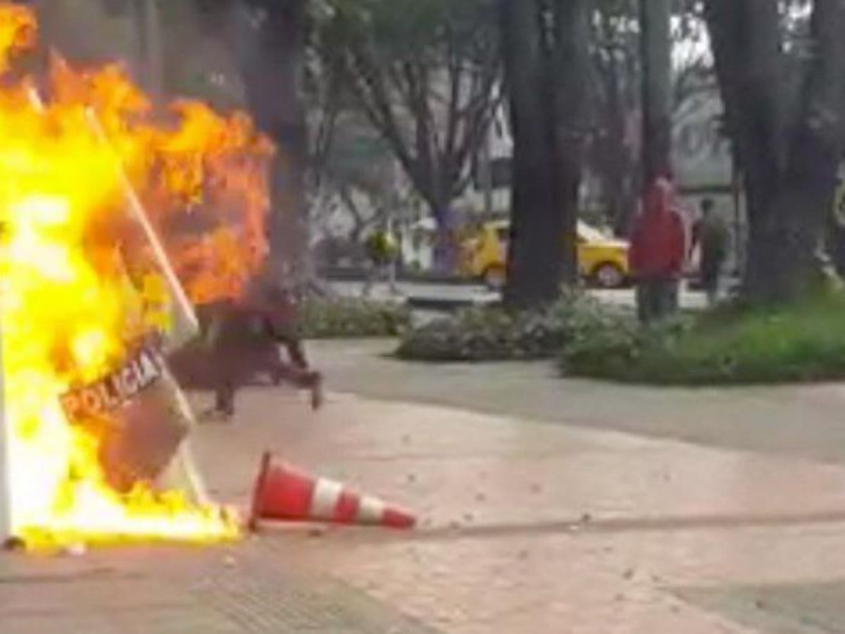 Recompensa para “desencapuchar” a quien lanzó bomba molotov contra policía