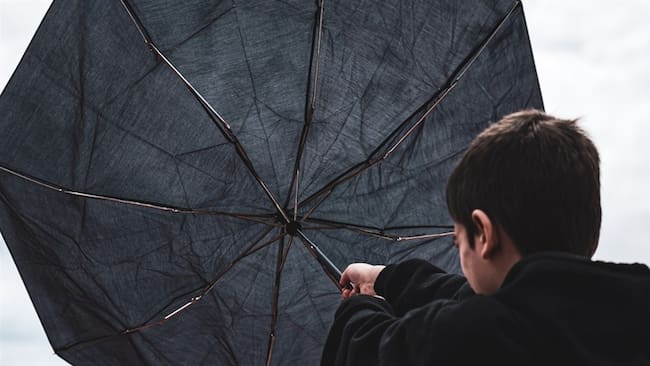 Imagen de referencia de niño sosteniendo un paraguas . Foto: Getty Images / Manuel Sáez Campillos / EyeEm