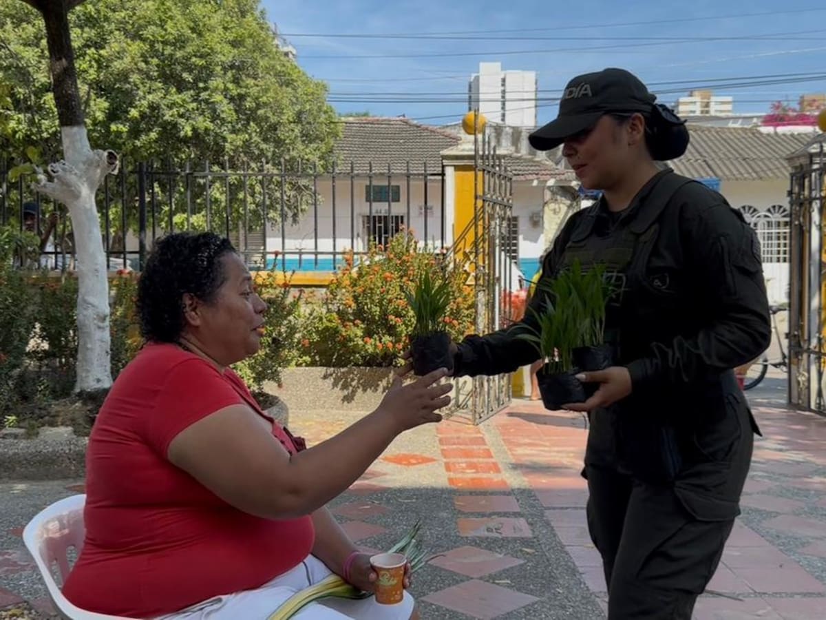 En Cartagena policía promueve sustitución de la palma de cera para celebrar domingo de ramos