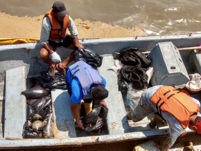 Más de tres días durará recolección de aceite derramado en el Río Magdalena