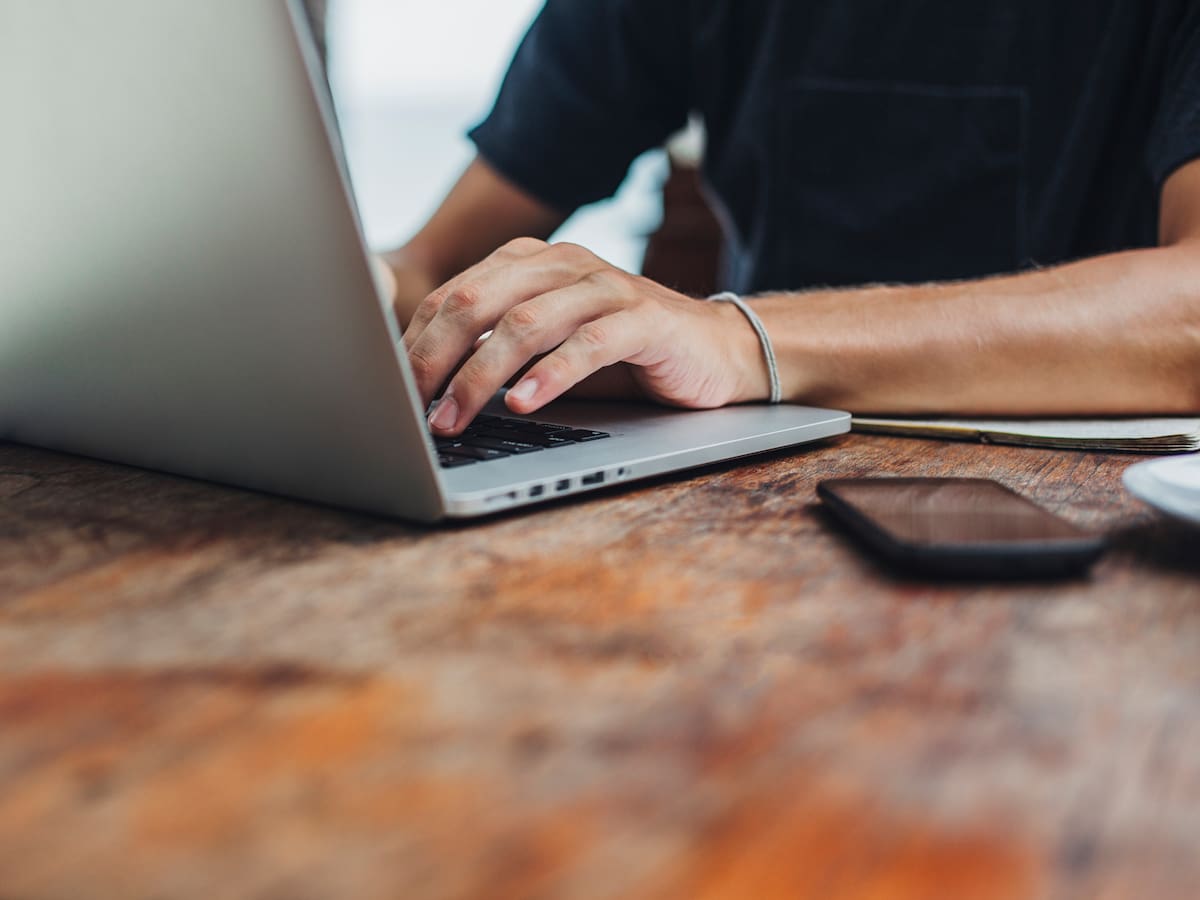 Hombre usó red social para engañar a menor para que le diera imágenes íntimas que divulgó