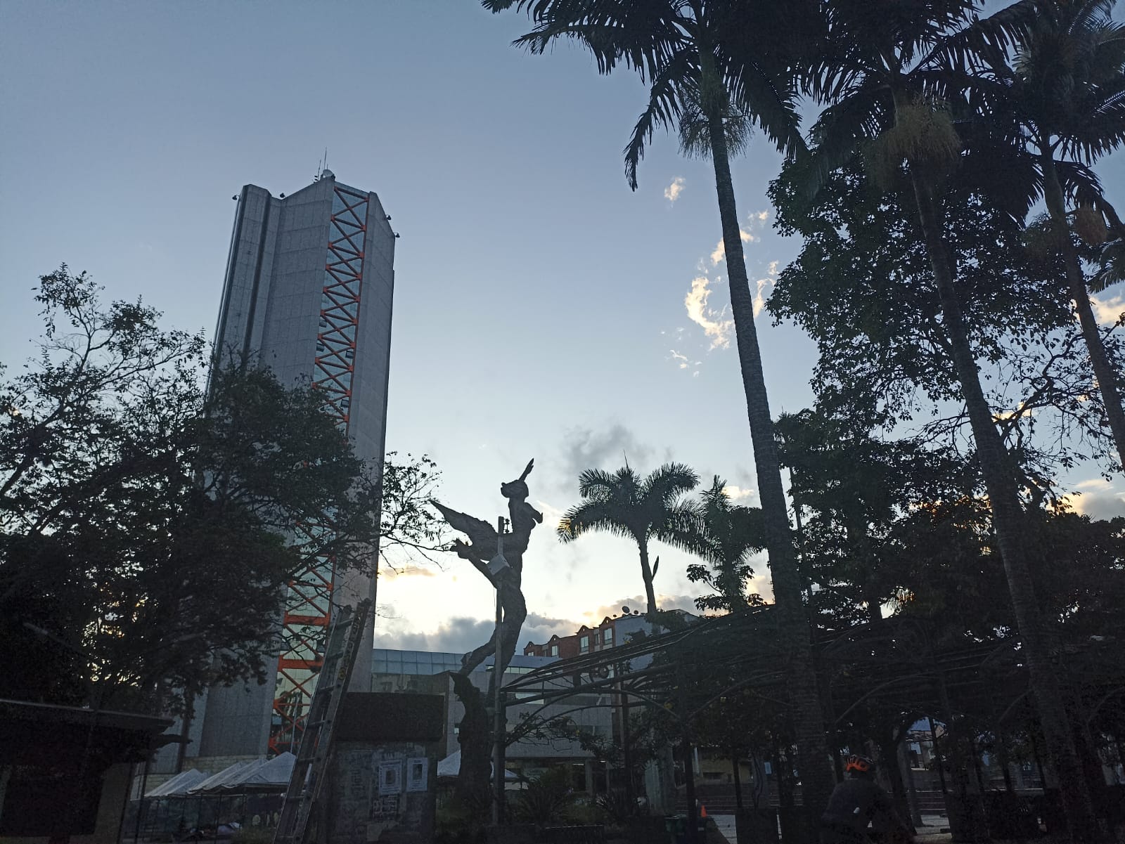 Hermoso amanecer en Armenia, monumento al esfuerzo, plaza de Bolívar