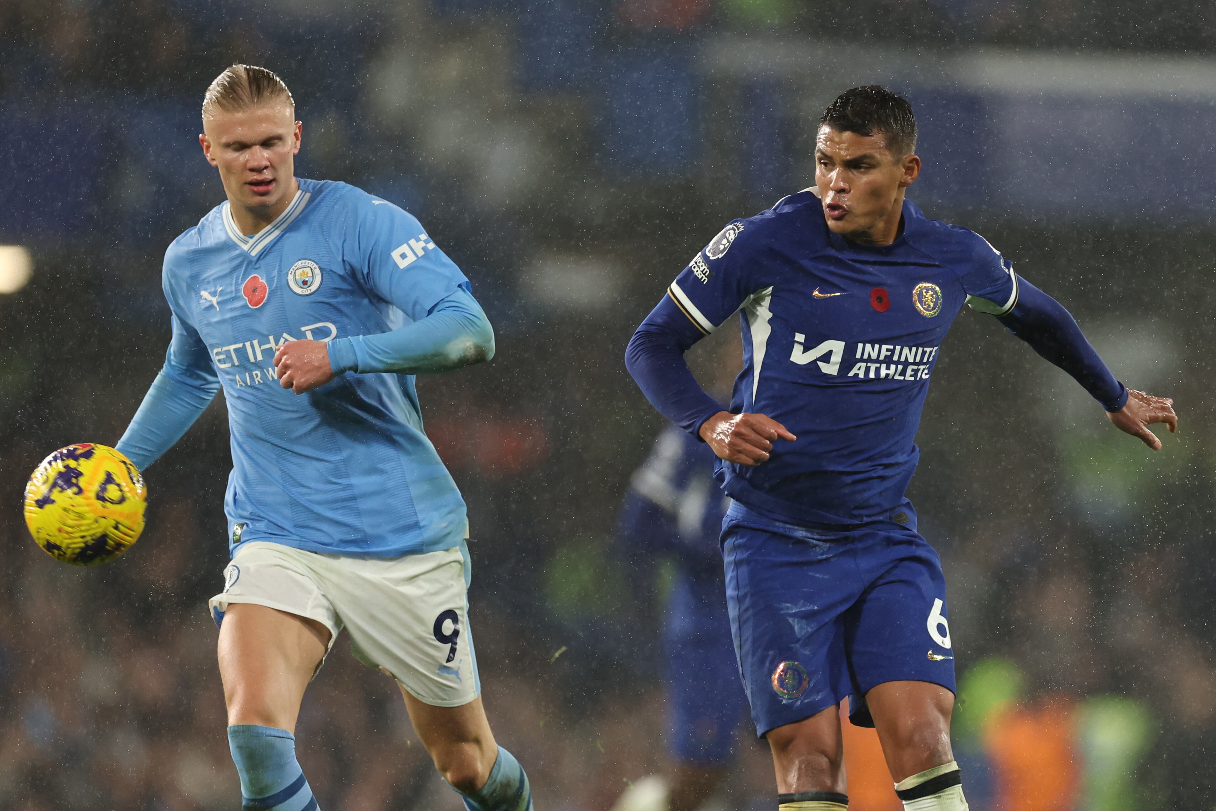 Erling Haaland y Thiago Silva en el empate a 4 entre el Chelsea y Manchester City. (Photo by Matthew Ashton - AMA/Getty Images)
