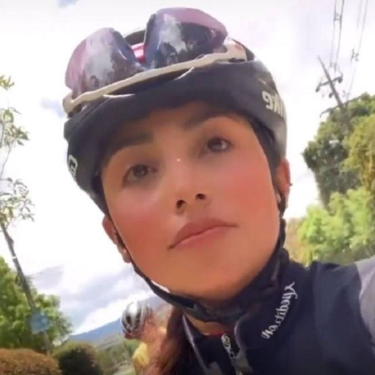 Buscan hombre que le golpeó glúteos a una mujer cuando montaba en bicicleta