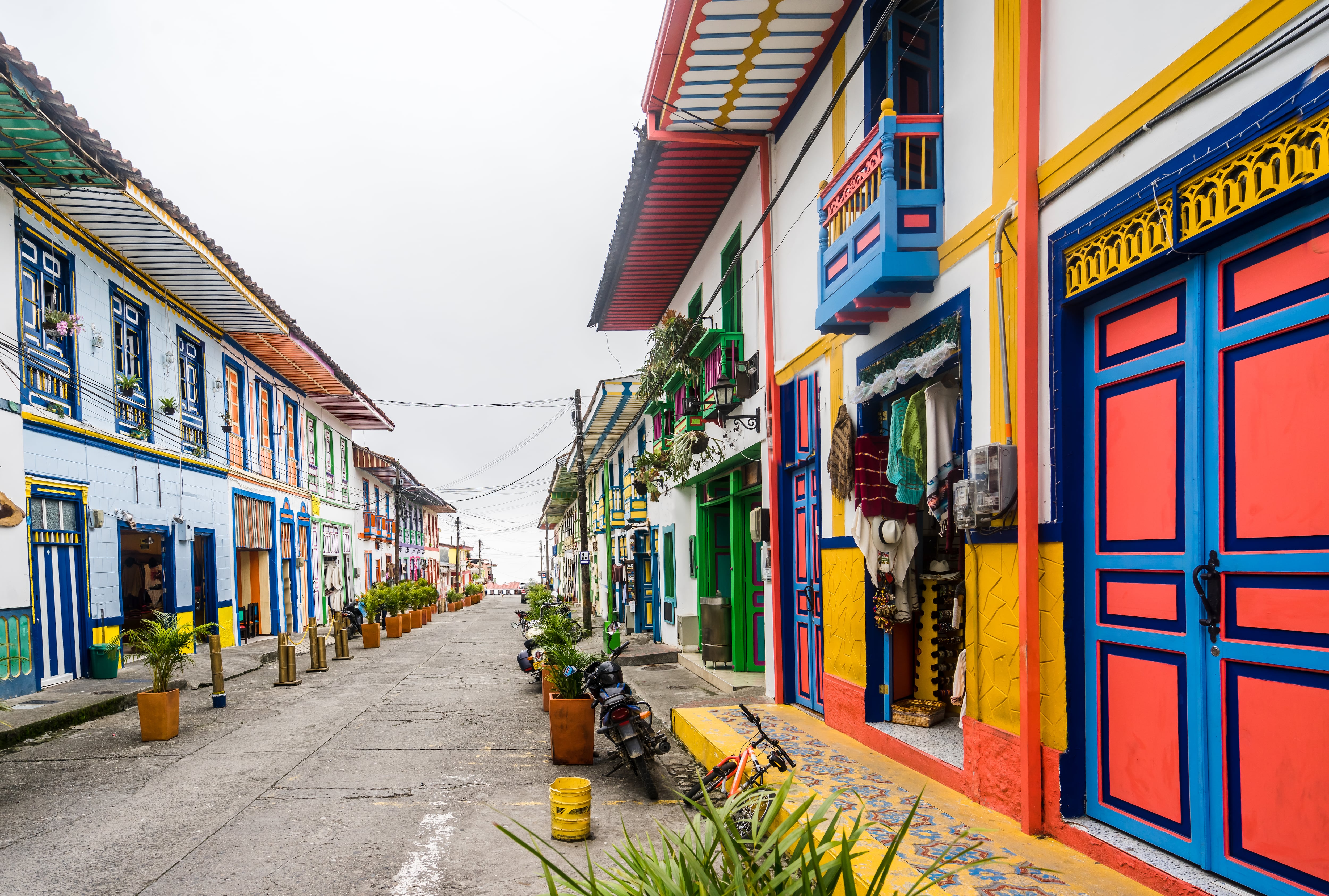 Ver edificios coloniales en las calles del pueblo del Quindío (Getty Images)