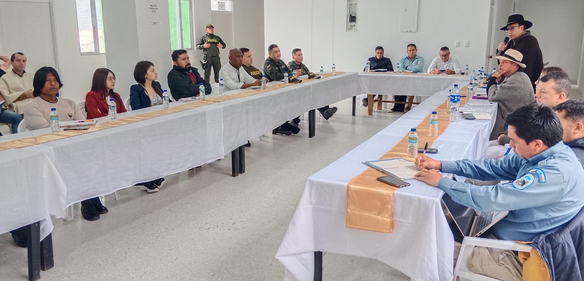 Campesinos, operadores turísticos, indígenas u'wa y autoridades, se sentaron en la mesa de diálogo. Foto | Luis Carlos Machado