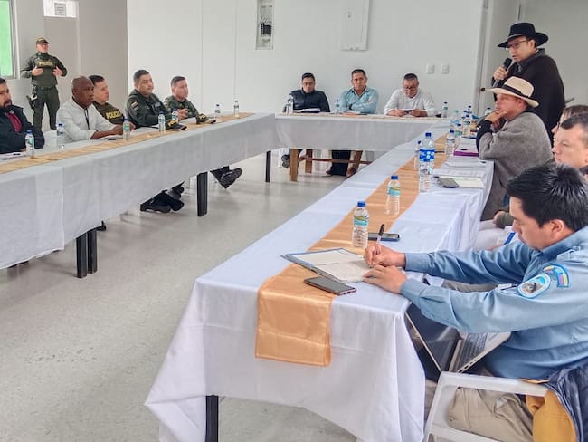 Campesinos, operadores turísticos, indígenas u'wa y autoridades, se sentaron en la mesa de diálogo. Foto | Luis Carlos Machado
