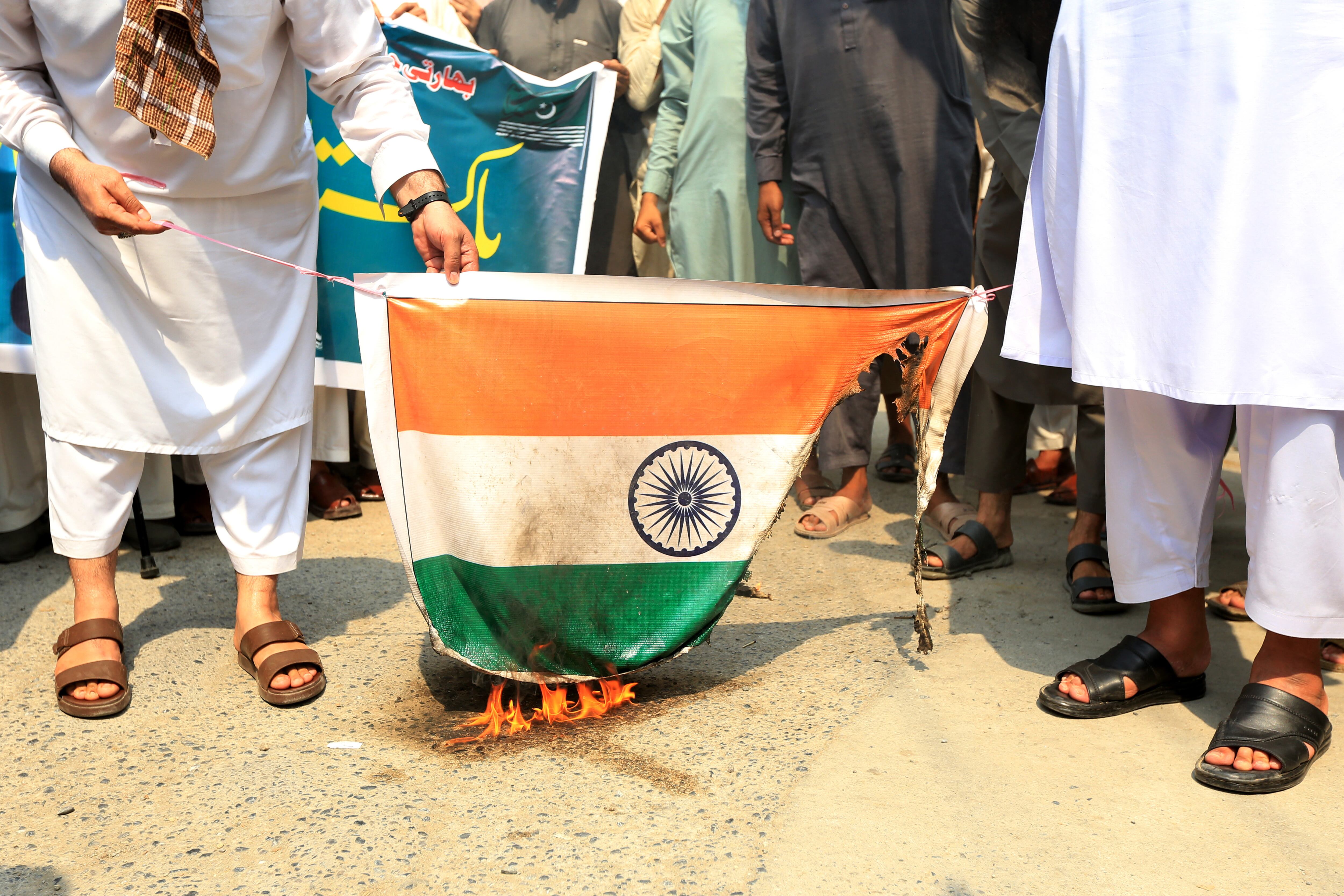 Manifestantes en Pakistán quemaron y pisaron banderas de India tras el bombardeo lanzado en 9 regiones del país.
EFE/EPA/ARSHAD ARBAB
