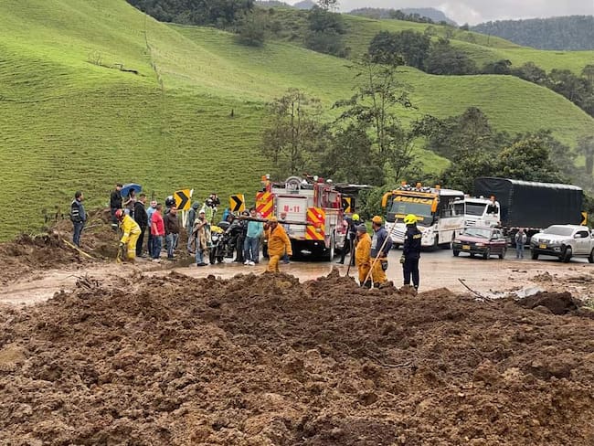 Varios deslizamientos generaron el cierre de la vía Manizales - Bogotá