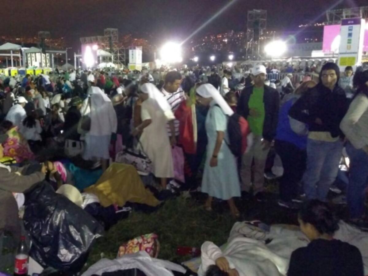 En medio de cantos, cientos de feligreses pasaron la noche en el aeropuerto Olaya Herrera