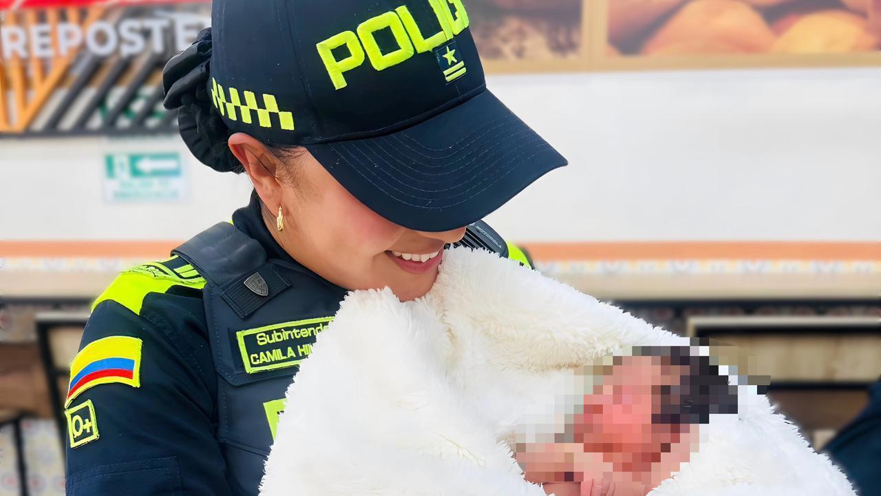 Subintendente de la Policía asistió un parto dentro de un vehículo en Medellín Foto: Policía Metropolitana