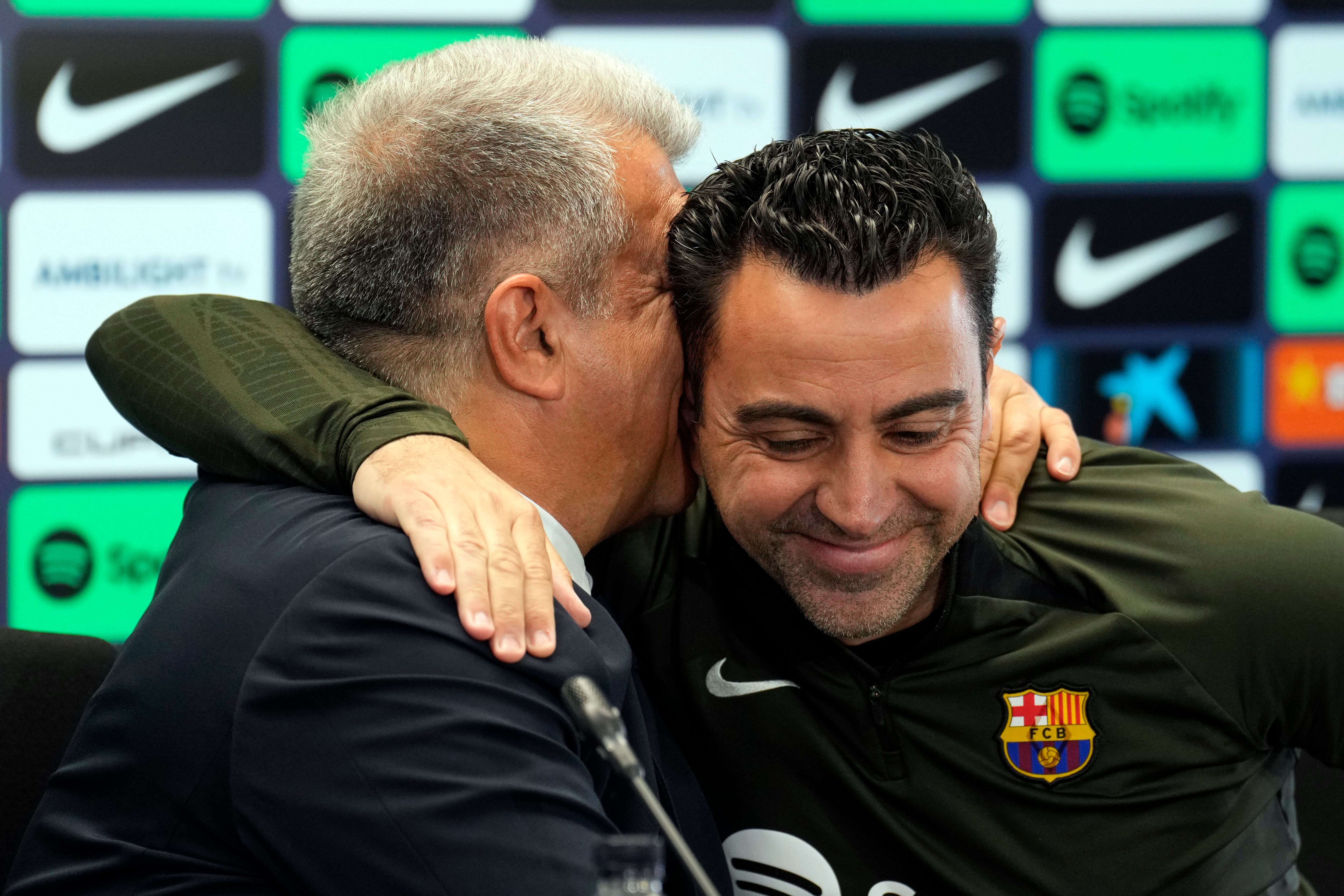 El presidente del FC Barcelona, Joan Laporta, y el técnico Xavi Hernández (d), durante la comparecencia conjunta que han ofrecido este jueves en la Ciudad Deportiva Joan Gamper para oficializar la continuidad del entrenador hasta junio de 2025. EFE/Alejandro García