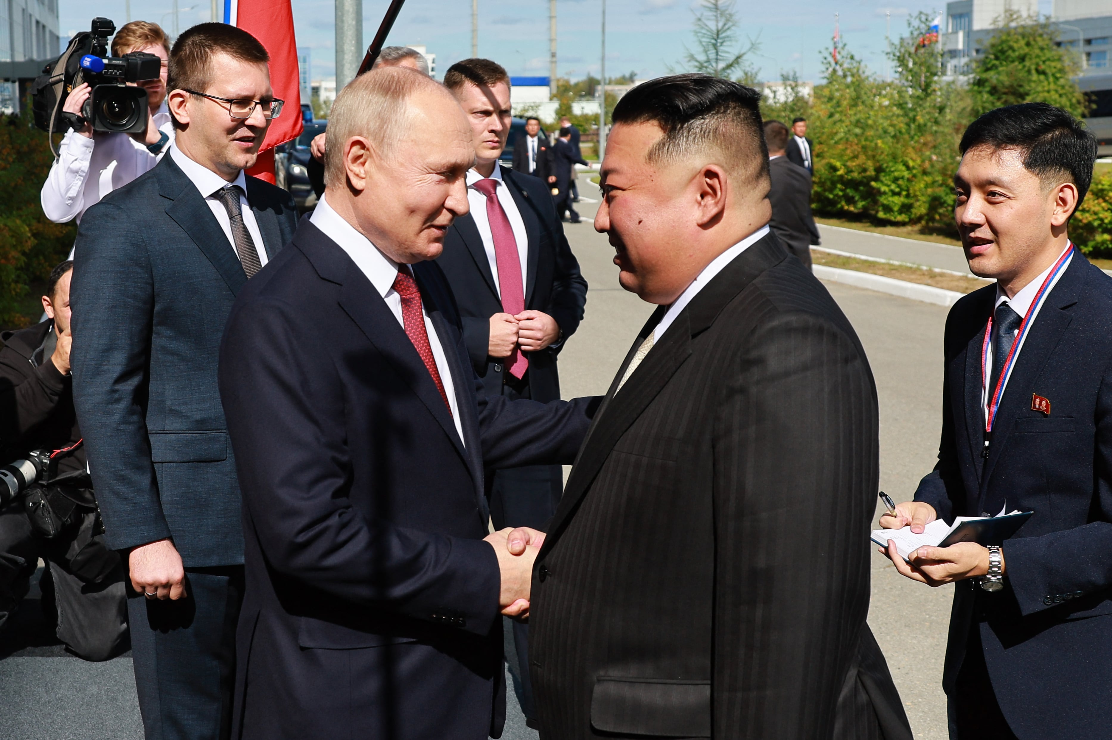 Encuentro entre los presidentes de Corea del Norte, Kim Jong-Un (d) y de Rusia, Vladimir Putin (i). 
(Foto:  VLADIMIR SMIRNOV/POOL/AFP via Getty Images)