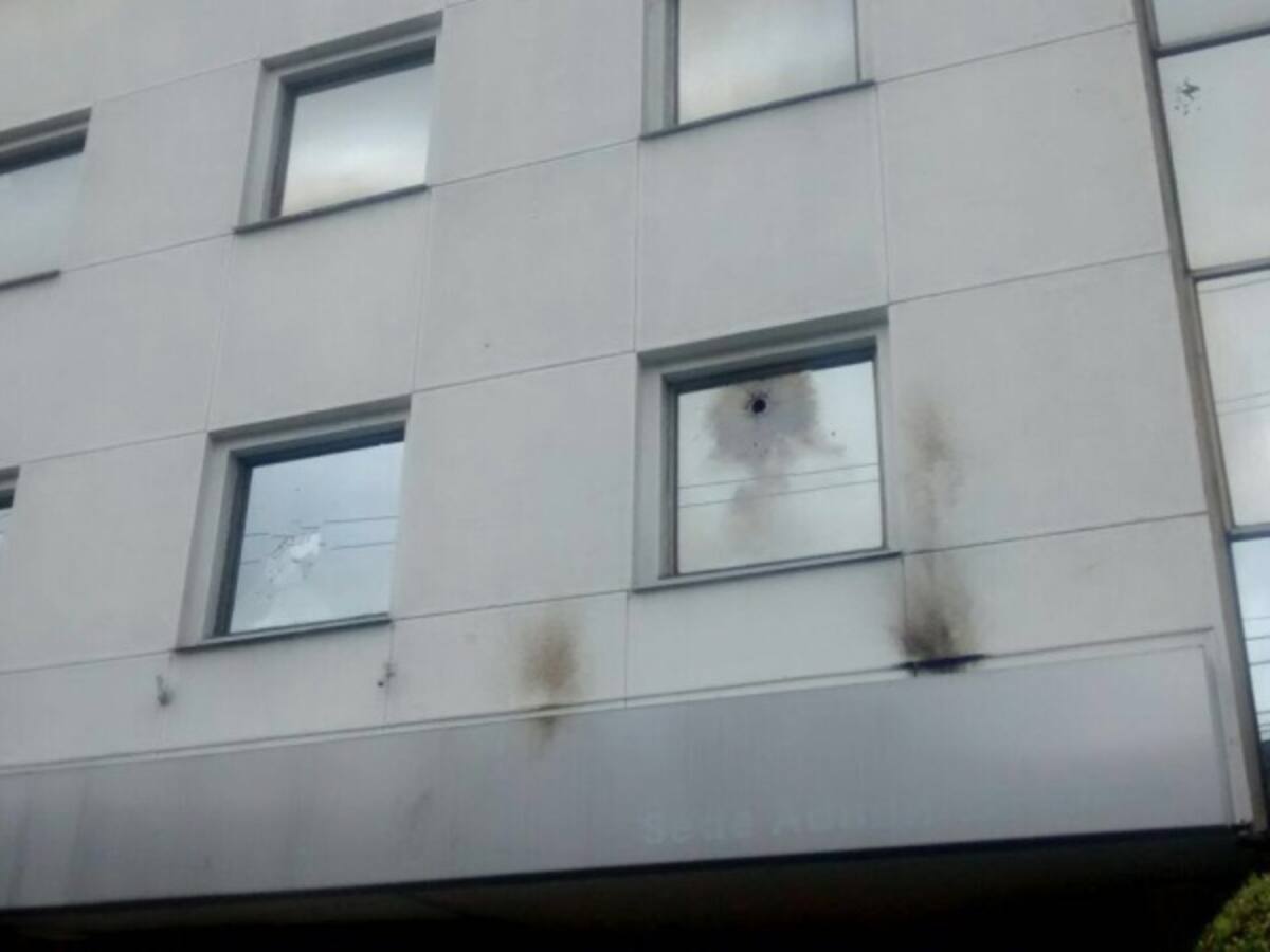 Cafesalud de la 73, blanco de graves disturbios por parte de encapuchados