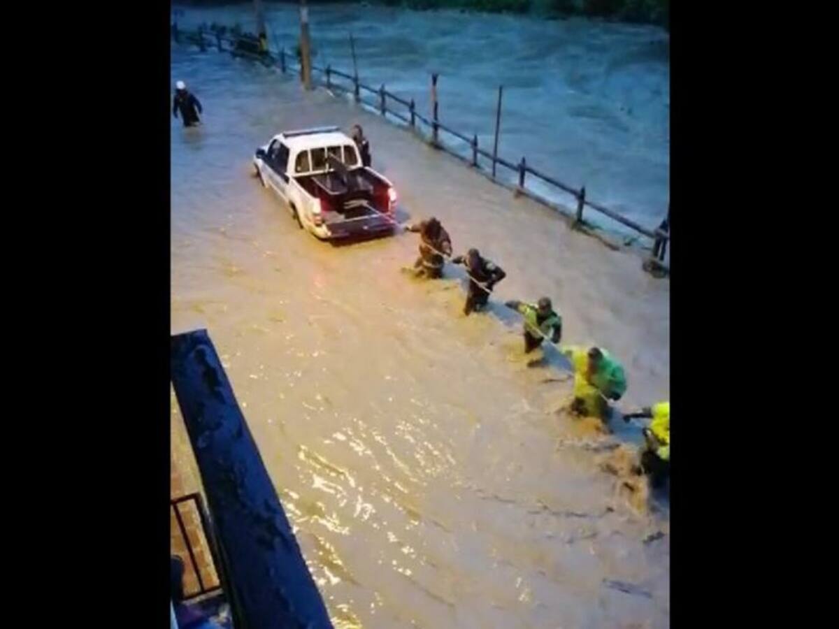 Una camioneta de la policía tuvo que ser rescatada de una quebrada