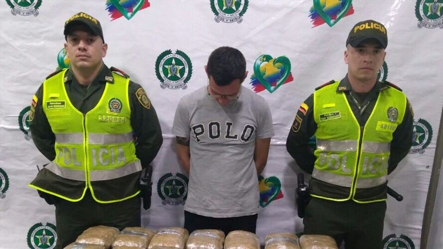 El personal policial encontró, en el interior de la maleta del viajero, 22 paquetes envueltos en cinta pegante. Foto: Policía