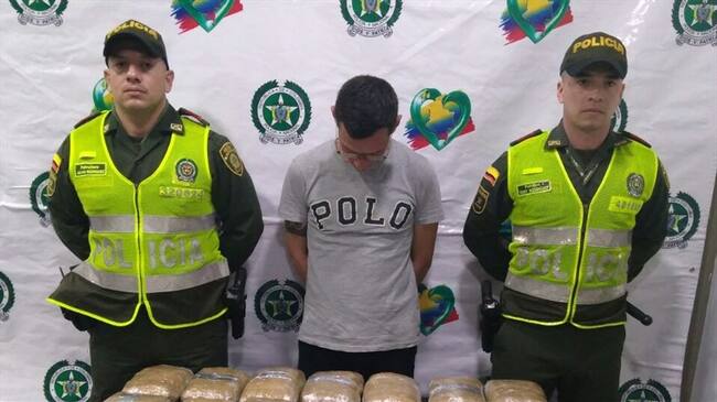 El personal policial encontró, en el interior de la maleta del viajero, 22 paquetes envueltos en cinta pegante. Foto: Policía