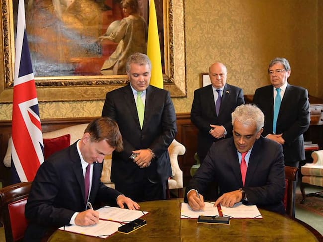Firma del acuerdo de cooperación en materia de cambio climático, entre los gobiernos de Colombia y el Reino Unido f.