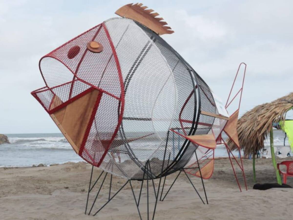 Instalan canecas 'traga plásticos' en playas de Puerto Colombia