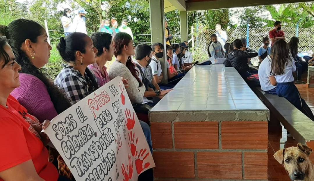 Protestaron porque no se les garantiza el transporte escolar a los estudiantes. Crédito: Suministrada por la comunidad de Salamina, Caldas.