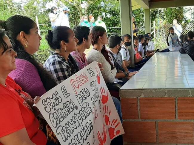 Protestaron porque no se les garantiza el transporte escolar a los estudiantes. Crédito: Suministrada por la comunidad de Salamina, Caldas.