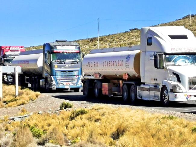 AME7466. TAMBO QUEMADO (BOLIVIA), 02/08/2024.- Fotografía cedida por Yacimientos Petrolíferos Fiscales Bolivianos de camiones con combustible esperan se habilite el paso, este viernes en Tambo Quemado (Bolivia). Transportistas del sector pesado del departamento de Oruro decidieron este viernes suspender "por unas horas" el bloqueo de carreteras que cumplían desde el miércoles para que ingresen al país carros cisternas con combustible y esperan una reunión con el Gobierno para que solucione el abastecimiento. EFE/ Yacimientos Petrolíferos Fiscales Bolivianos SOLO USO EDITORIAL/NO VENTAS/SOLO DISPONIBLE PARA ILUSTRAR LA NOTICIA QUE ACOMPAÑA/CRÉDITO OBLIGATORIO