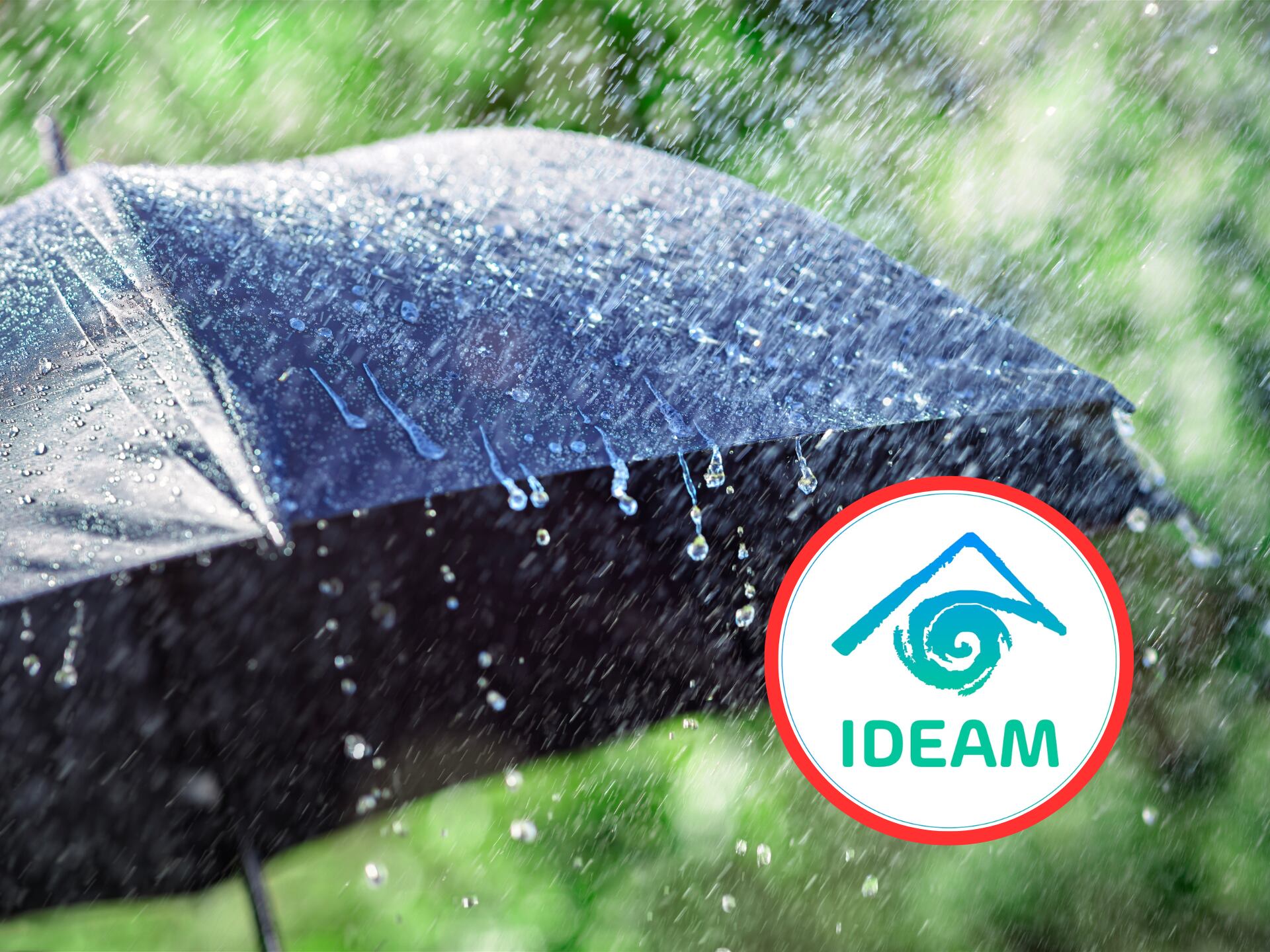 Imagen referencia de aguacero, encima el logo del IDEAM (GettyImages / redes sociales)