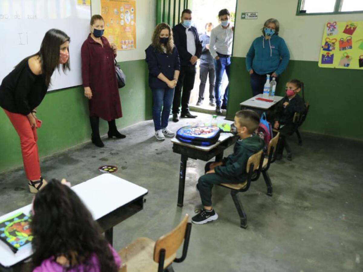 Alumnos de colegios que no tienen agua en Antioquia recibirán tabletas