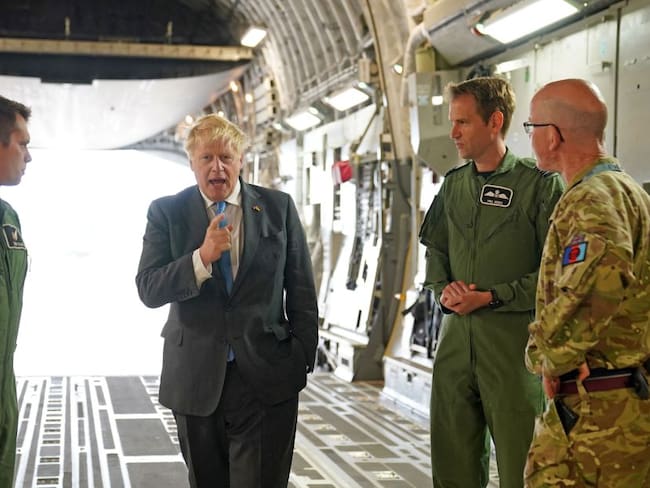 Boris Johnson dando instrucciones a militares ucranianos y británicos.