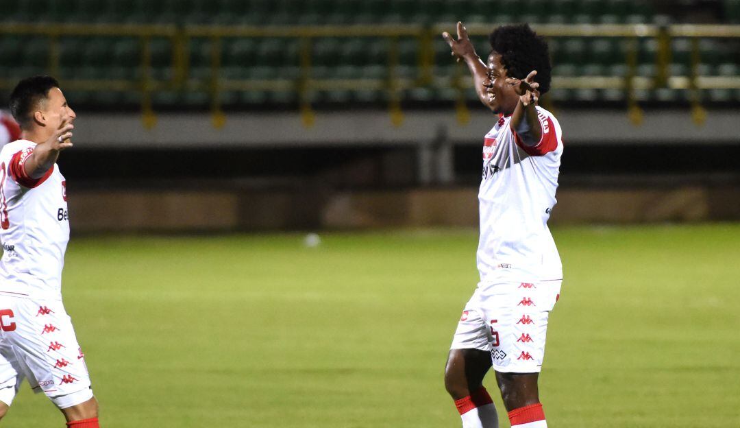 Carlos Sánchez festeja su primer gol con Santa Fe.