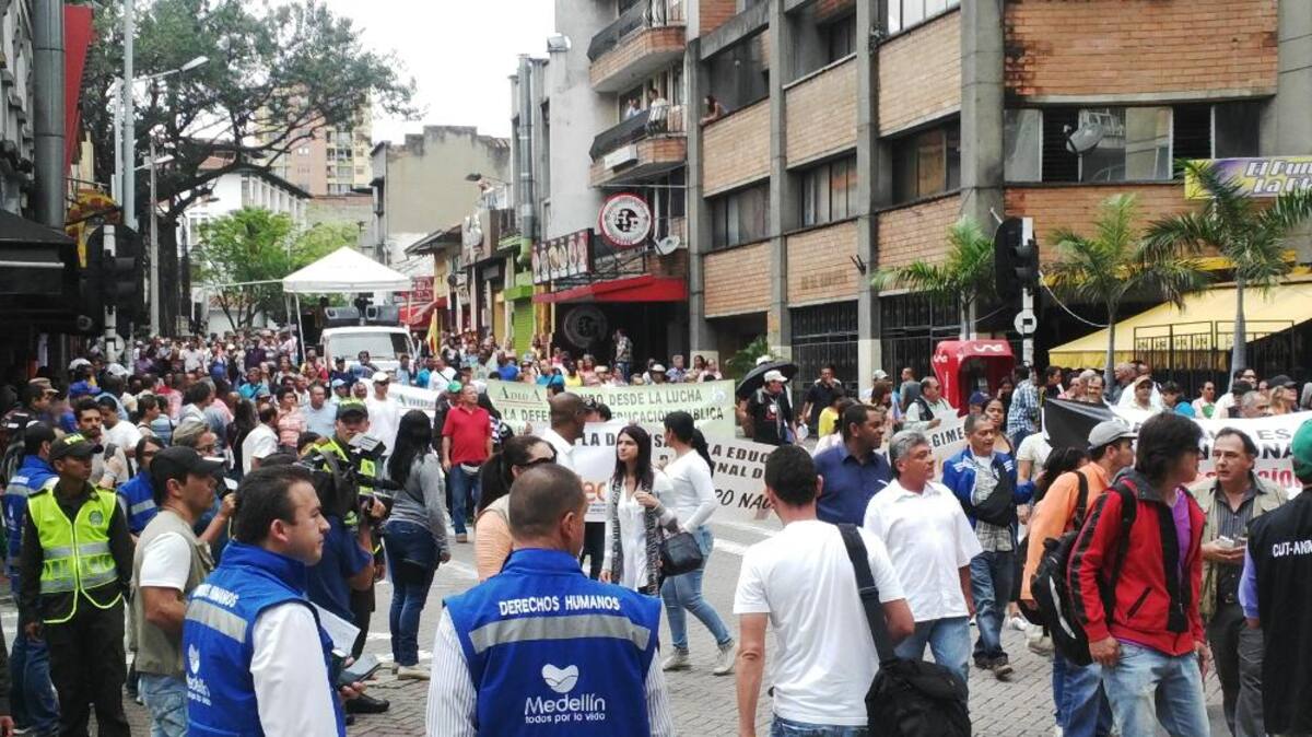 Los temas centrales por los cuales se manifiestan son la salud y los salarios.