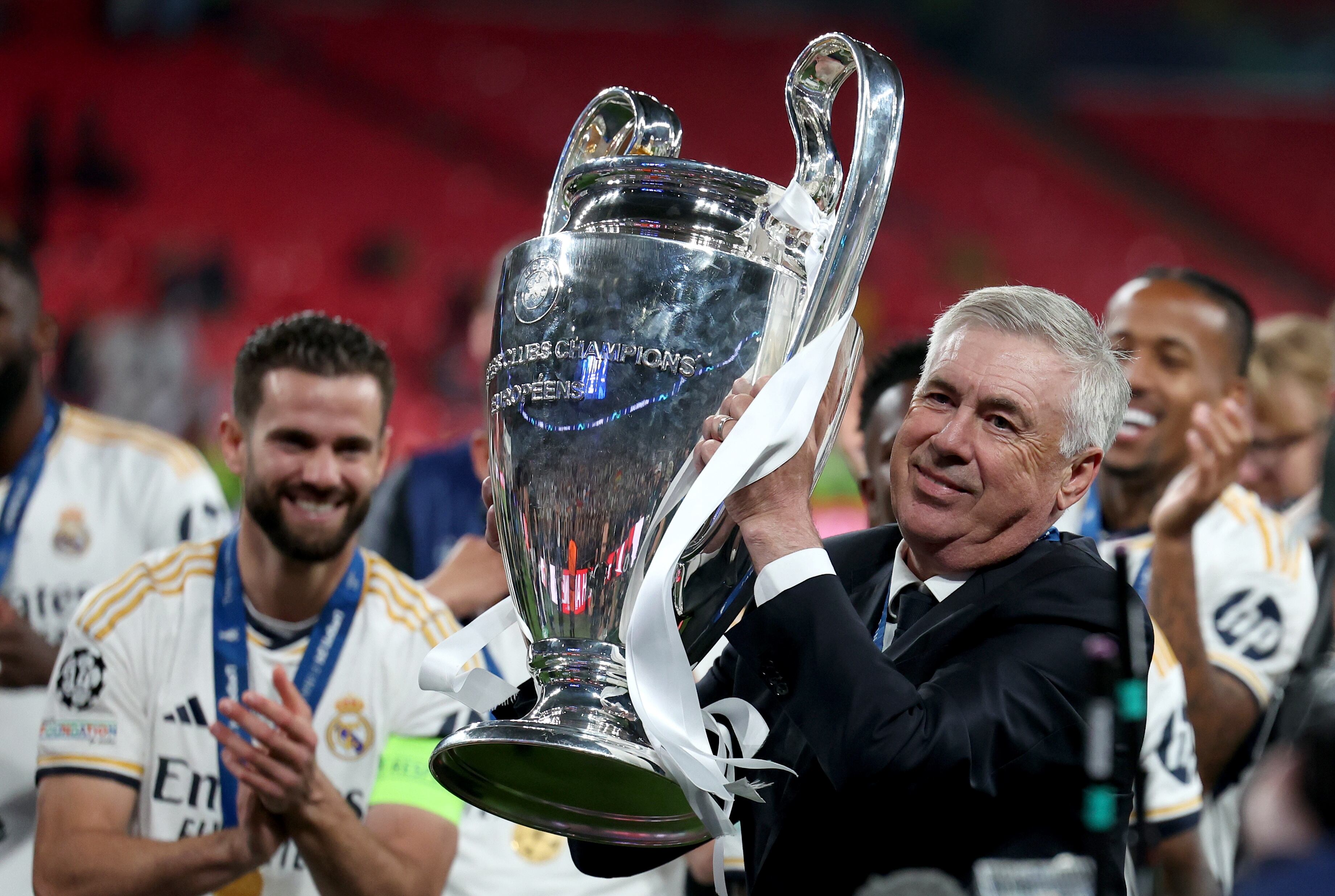 Carlo Ancelotti con su más reciente trofeo de la Liga de Campeones ganada con el Real Madrid. (Liga de Campeones, Rusia, Reino Unido, Londres) EFE/EPA/NEIL HALL