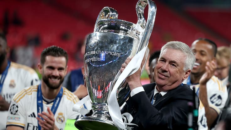 London (United Kingdom), 01/06/2024.- Real Madrid head coach Carlo Ancelotti lifts the trophy after the team won the UEFA Champions League final match of Borussia Dortmund against Real Madrid, in London, Britain, 01 June 2024. (Liga de Campeones, Rusia, Reino Unido, Londres) EFE/EPA/NEIL HALL