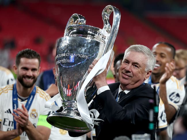 Carlo Ancelotti con su más reciente trofeo de la Liga de Campeones ganada con el Real Madrid. (Liga de Campeones, Rusia, Reino Unido, Londres) EFE/EPA/NEIL HALL
