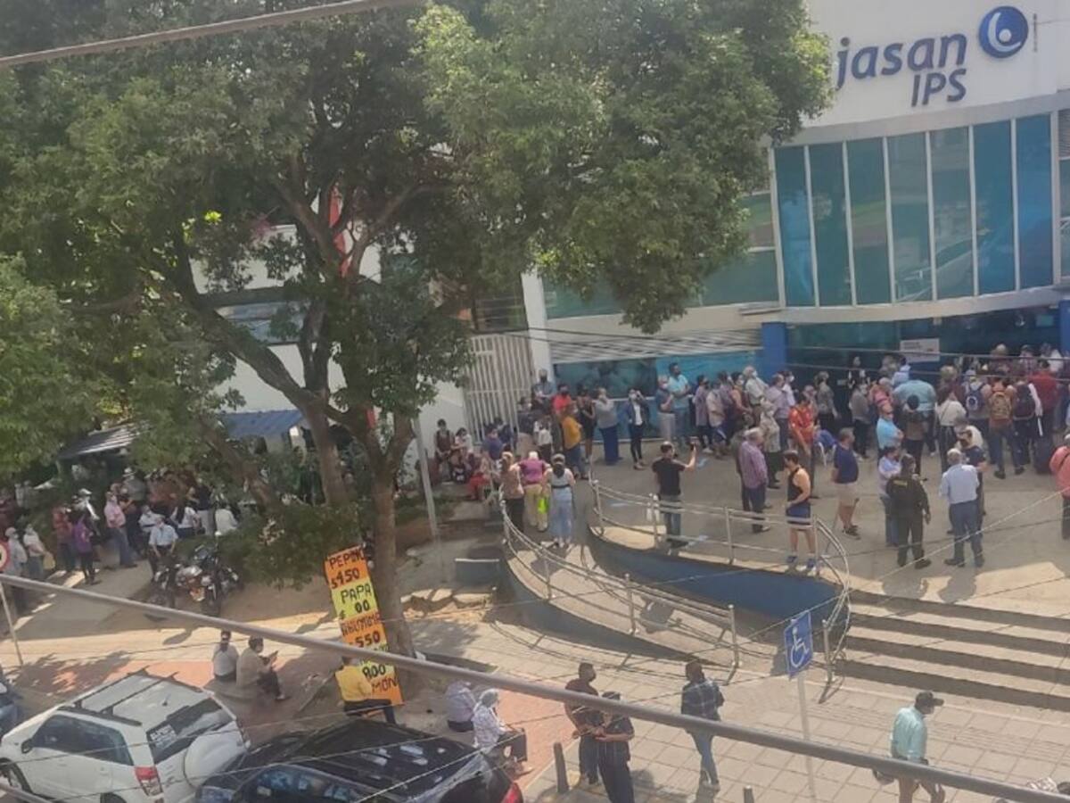 VIDEO: Más aglomeraciones en jornada de vacunación para adultos mayores