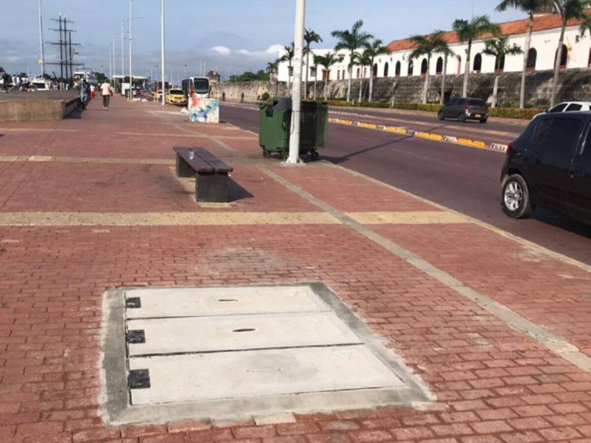 Distrito continúa intervención de tapas y rejillas en Cartagena