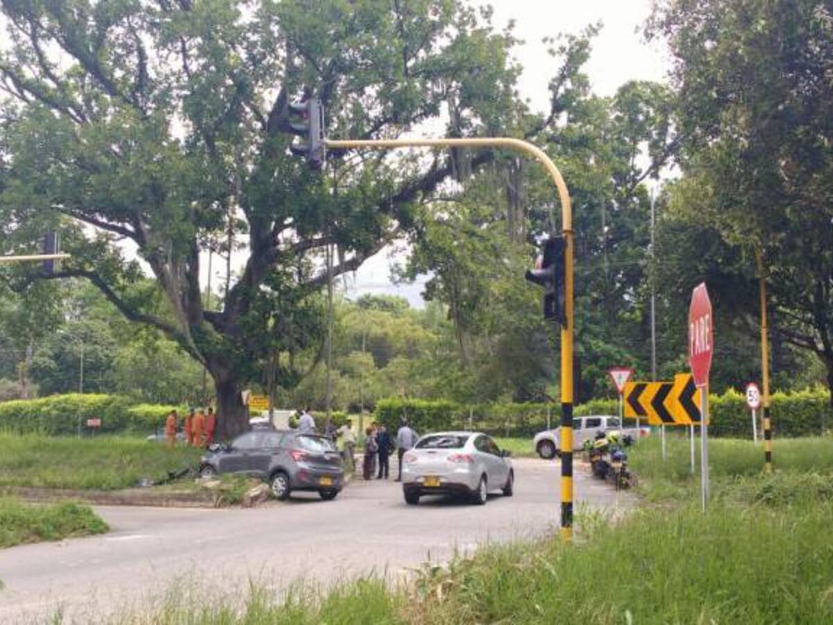 Maleza y semáforos dañados, causas de accidentes en retorno de Platacero