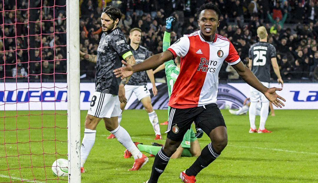 Luis Sinisterra festeja su sexta anotación con Feyenoord en la Conference League.